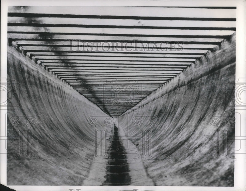 Load image into Gallery viewer, 1949 Press Photo View of a Metal Flume Near Merced, CA
