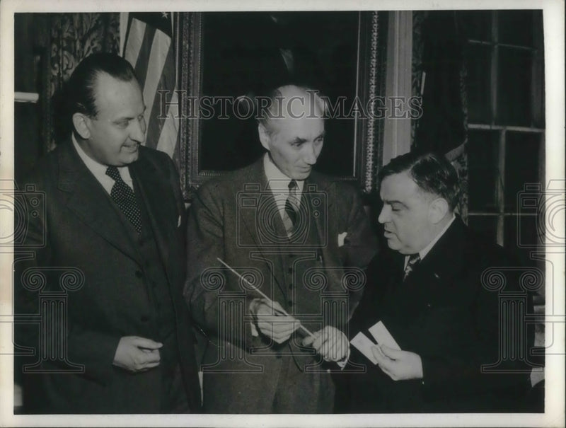 Load image into Gallery viewer, 1945 Press Photo Karl Krueger conductor of the Detroit Symphony
