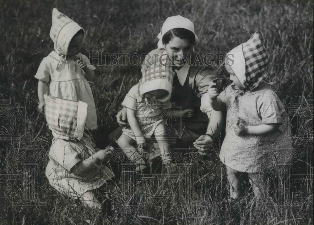 1941 Press Photo A nurse playing with children at the Tottenham Emergency Hostel