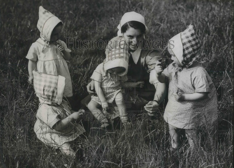 Load image into Gallery viewer, 1941 Press Photo A nurse playing with children at the Tottenham Emergency Hostel
