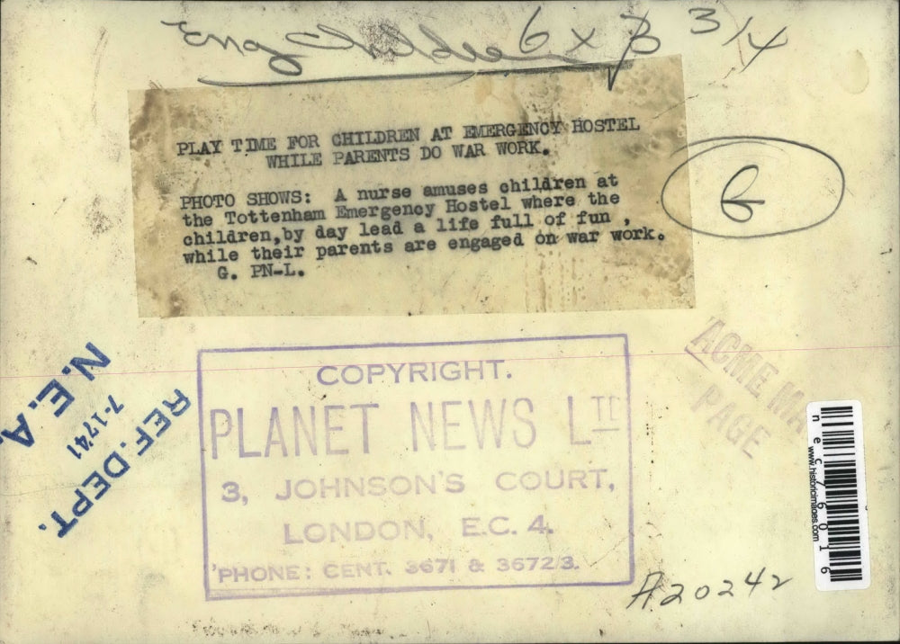 1941 Press Photo A nurse playing with children at the Tottenham Emergency Hostel