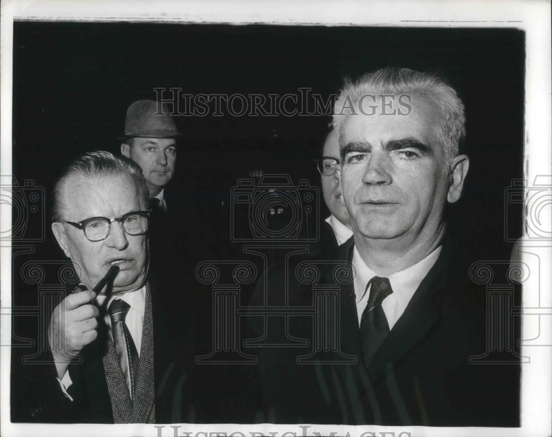 Load image into Gallery viewer, 1968 Press Photo John DeLeru sentences to jail prohibiting the Union Walkout.
