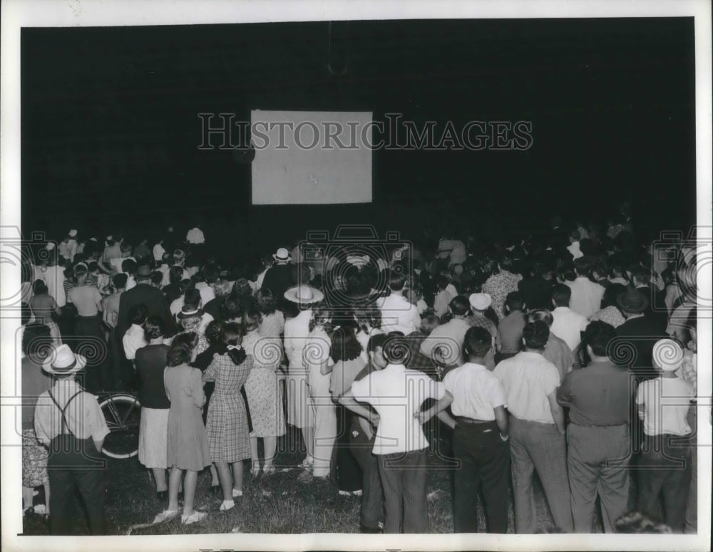 1945 Press Photo Crows at Paul Martellini's for free movie with load speaker.