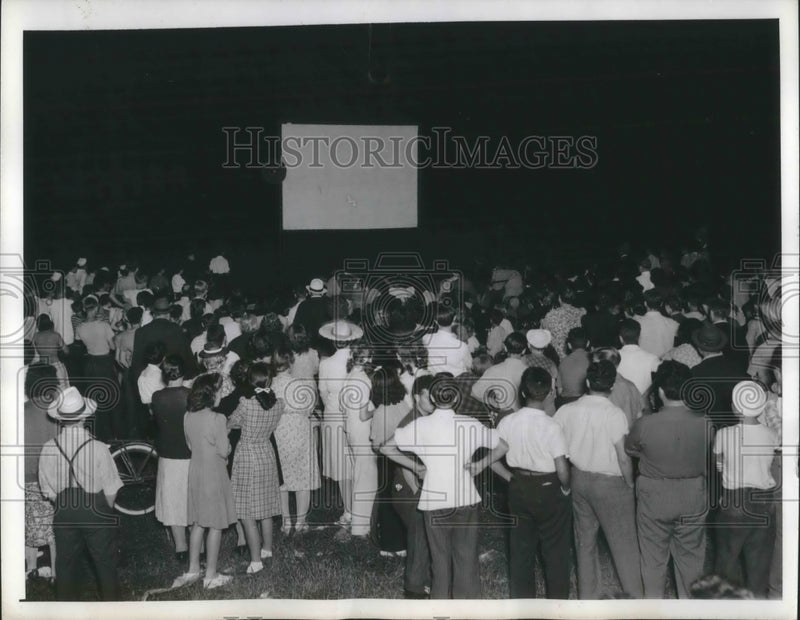 Load image into Gallery viewer, 1945 Press Photo Crows at Paul Martellini's for free movie with load speaker.
