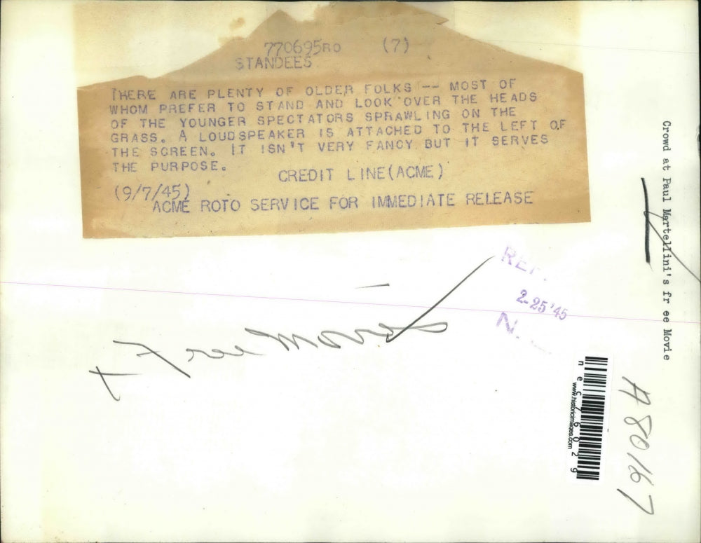 1945 Press Photo Crows at Paul Martellini's for free movie with load speaker.