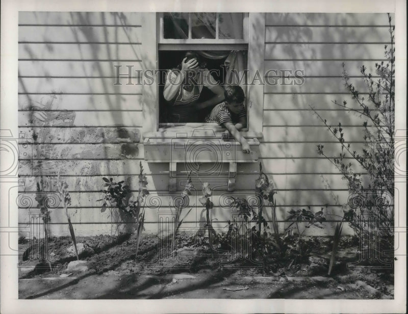 Load image into Gallery viewer, 1941 Press Photo Young David McLane Shows Mom Gladiolis on the Side of the House
