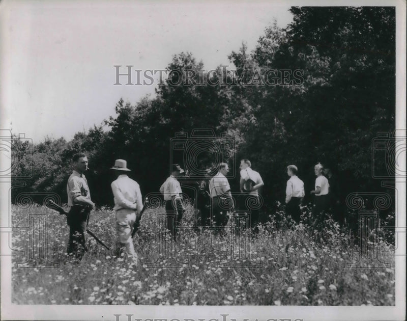 Load image into Gallery viewer, 1944 Press Photo Hunting on Jim Robinson's Farm

