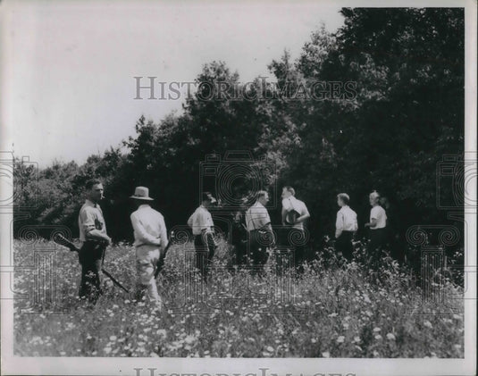 1944 Press Photo Hunting on Jim Robinson's Farm