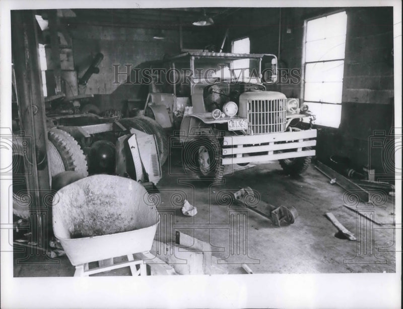 Load image into Gallery viewer, 1961 Press Photo Interior at 8170 Stearns Rd., Olmsted Twp.
