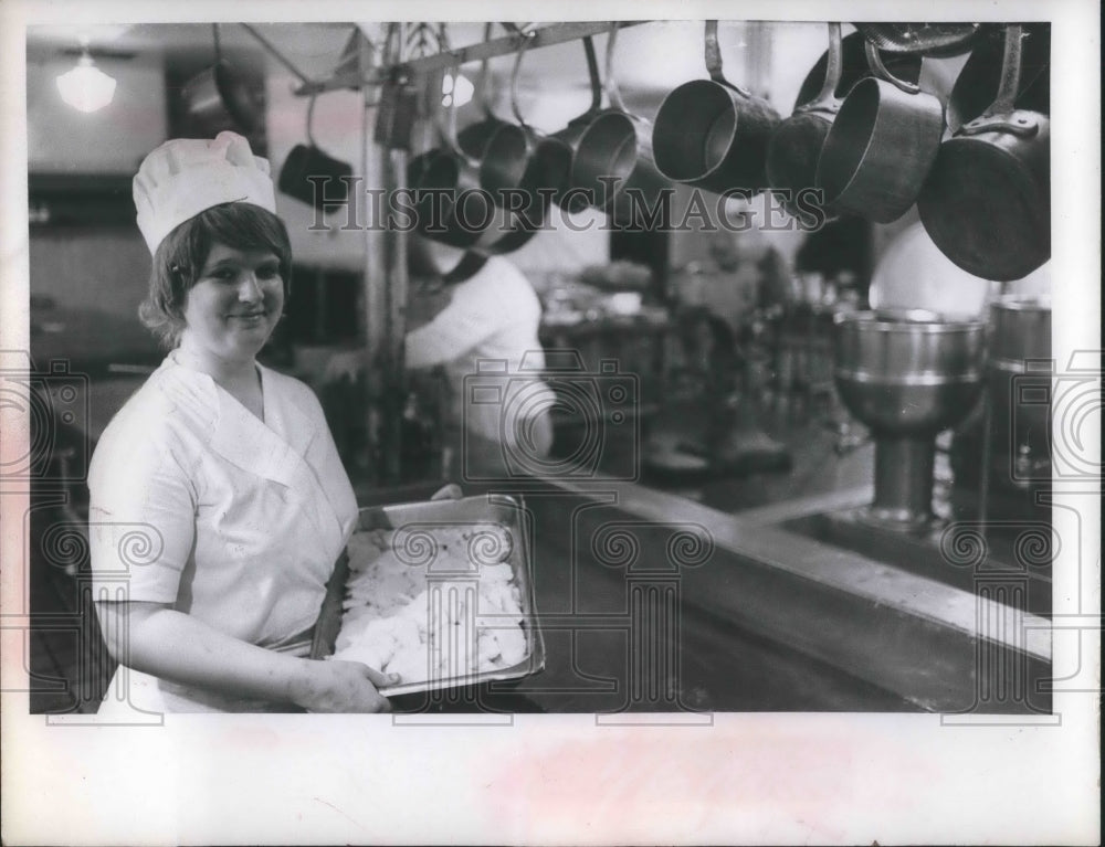 1971 Press Photo Catherine Baranski, fry cook at English Oak Rum- Historic Images