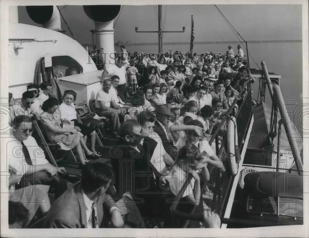1943 Press Photo Tier Upon Tier" passengers sit on Cadillae - nec76057