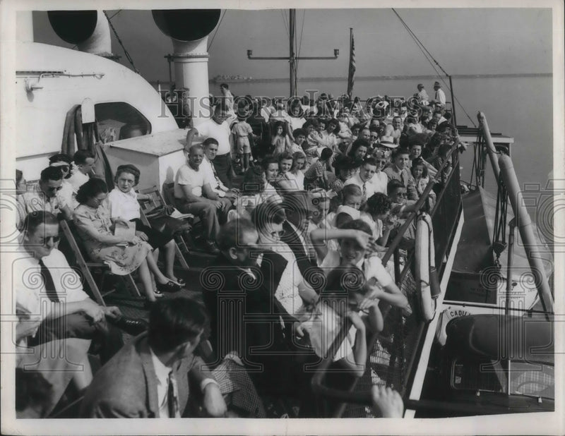 Load image into Gallery viewer, 1943 Press Photo Tier Upon Tier" passengers sit on Cadillae - nec76057

