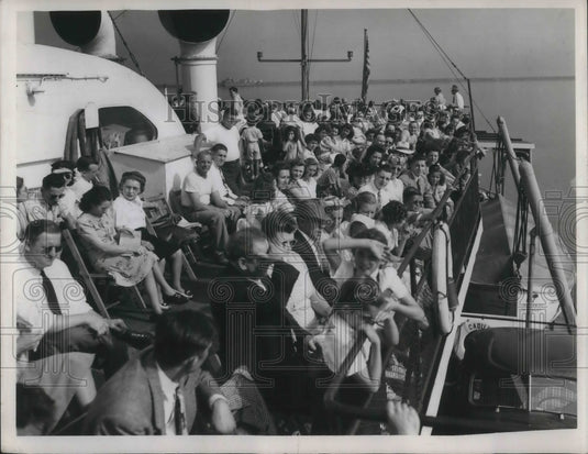 1943 Press Photo Tier Upon Tier" passengers sit on Cadillae - nec76057