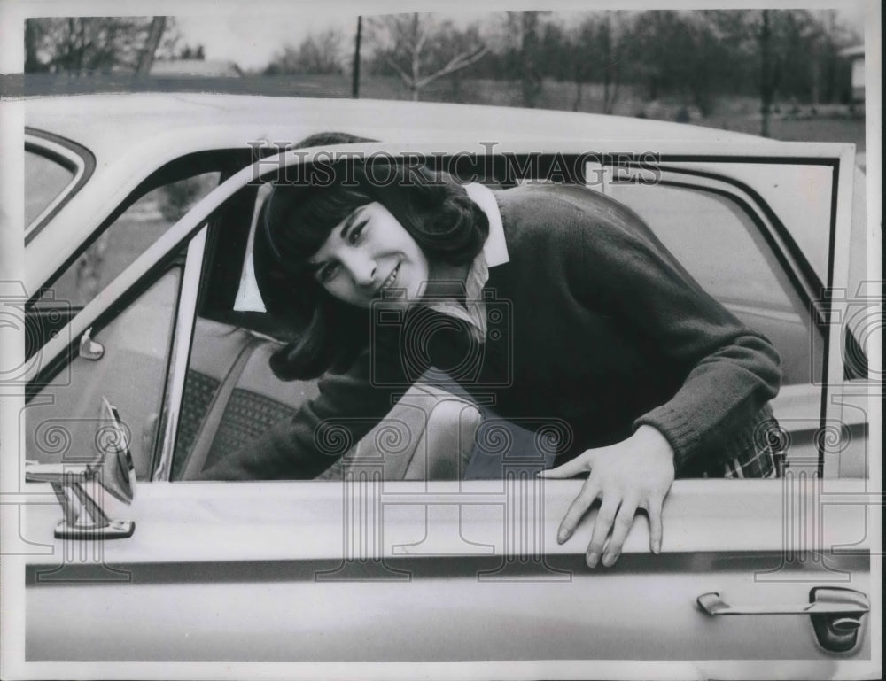 1966 Press Photo Darlene Melreit showing off new car at Chestnut Dr, Bedford