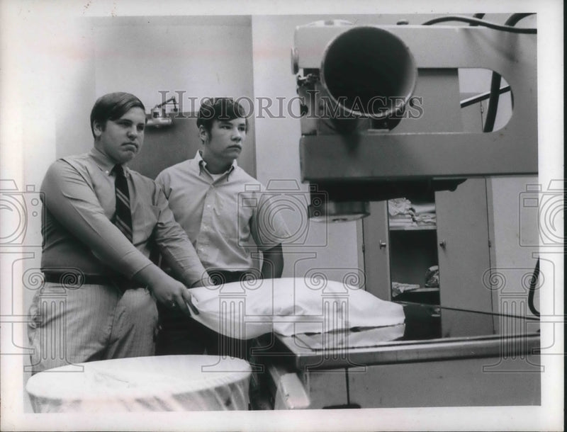 Load image into Gallery viewer, 1972 Press Photo John Petrus &amp; James Dunson aids at Fairview General Hospital
