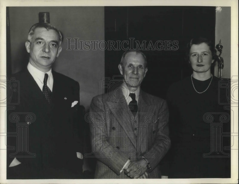 Load image into Gallery viewer, 1927 Press Photo Dr Romeo Mntecchi his wife and George A Bellamy
