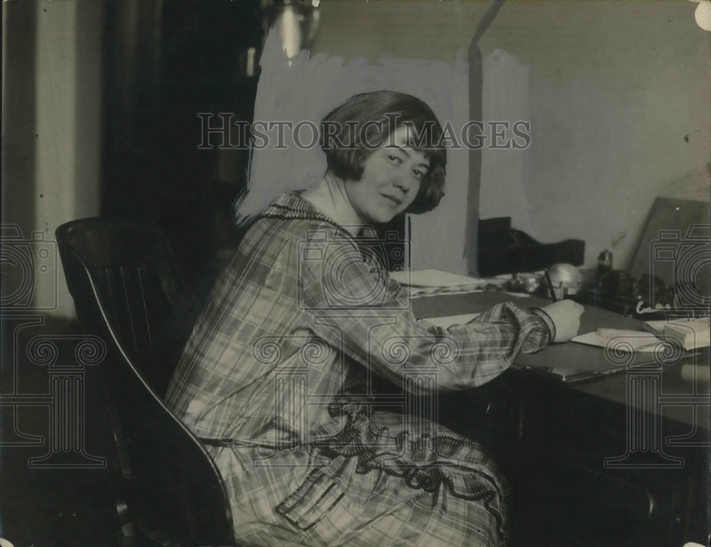 Load image into Gallery viewer, 1924 Press Photo Julia Banks of Interior Dept as United States Atty

