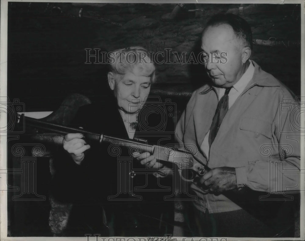 1950 Press Photo Col Walter F. Siegmund presents historic firearm to Mary Allen