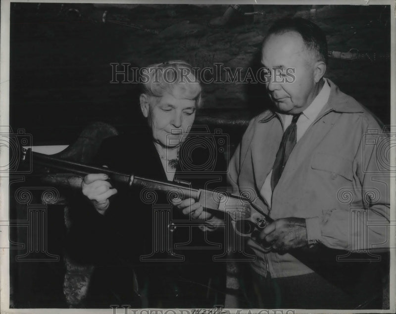 Load image into Gallery viewer, 1950 Press Photo Col Walter F. Siegmund presents historic firearm to Mary Allen
