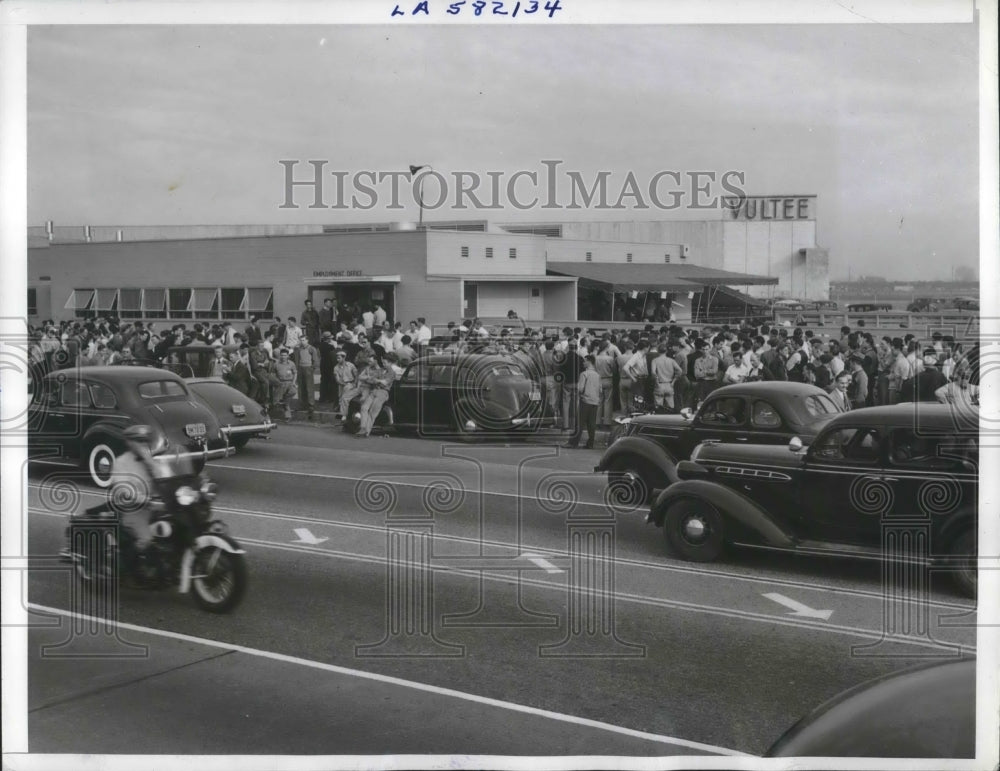 1940 Press Photo Workers outside the Vultee Airport plant at Downey, Cal strike