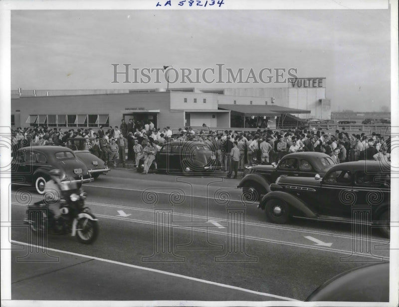 Load image into Gallery viewer, 1940 Press Photo Workers outside the Vultee Airport plant at Downey, Cal strike
