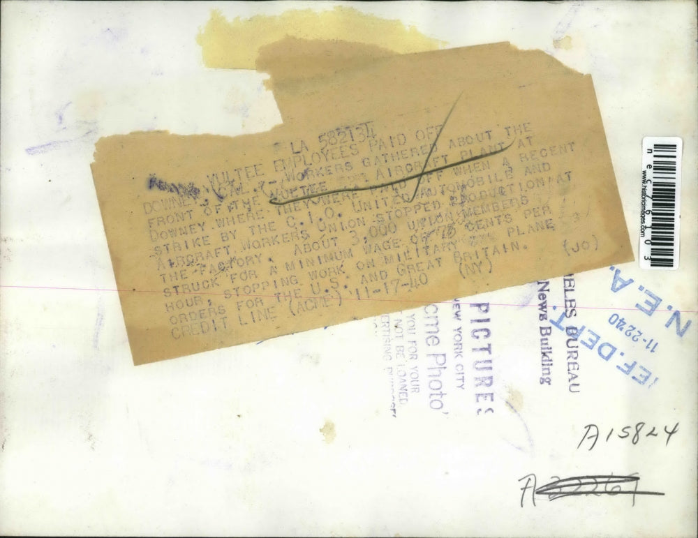 1940 Press Photo Workers outside the Vultee Airport plant at Downey, Cal strike