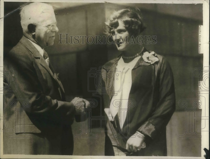 Load image into Gallery viewer, 1927 Press Photo W.C. Fuller, coach of tennis champions consoled Helen Jacobbs
