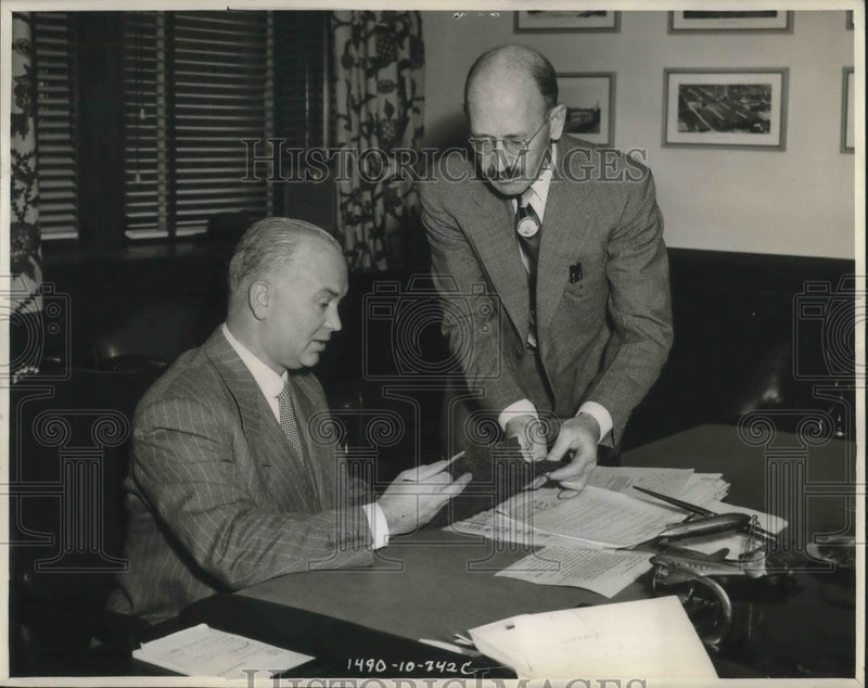 Load image into Gallery viewer, 1942 Press Photo Pres. of Goodyear Tire &amp; Rubber Co. E. J. Thomas &amp; R. W.

