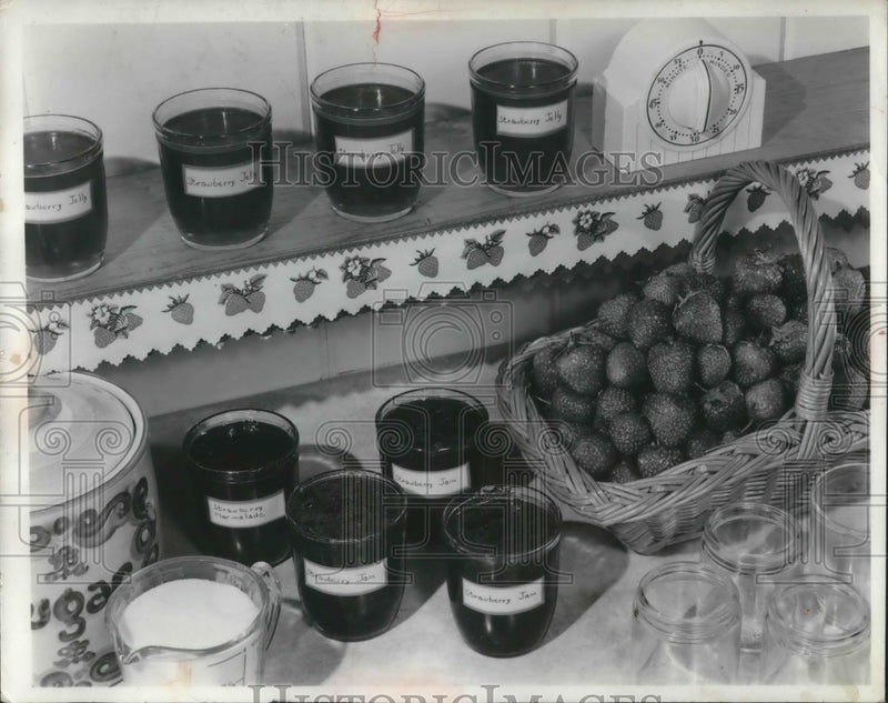 Load image into Gallery viewer, 1954 Press Photo Strawberry Jam.

