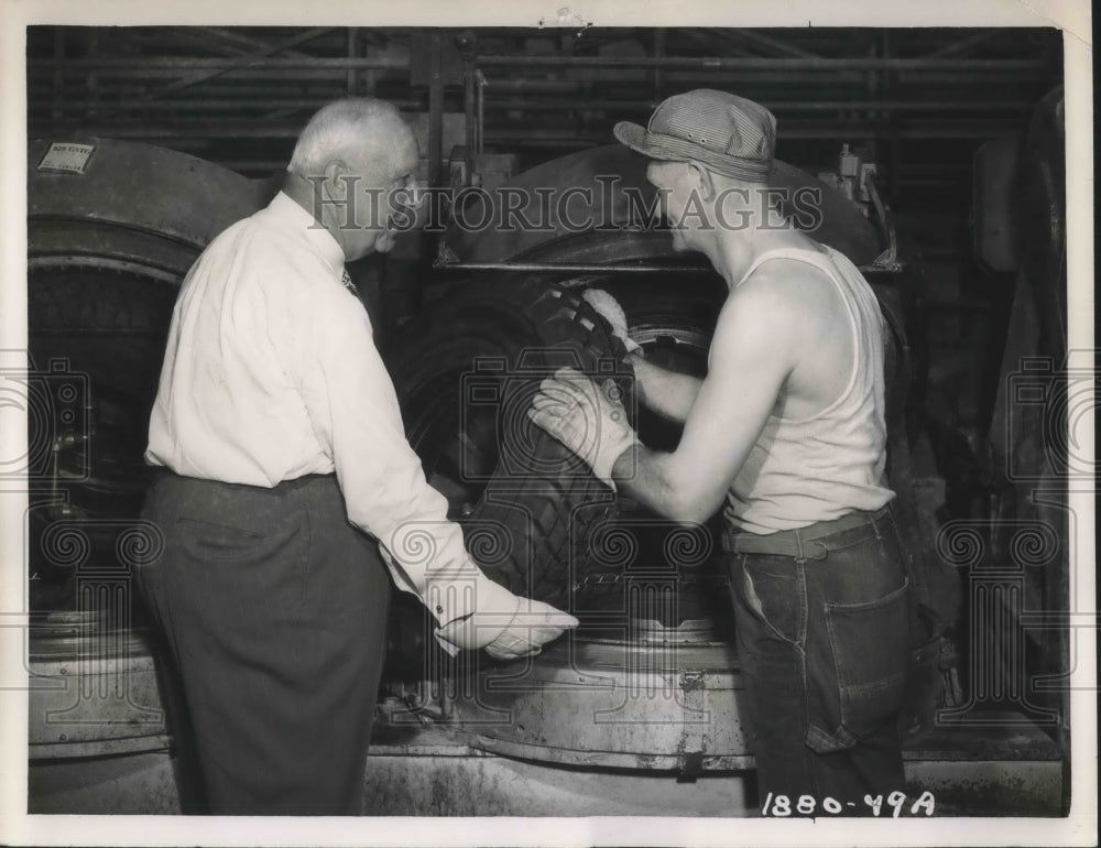 1949 Press Photo P.W. Litchfield assist in completion of 475 millionth Tire.