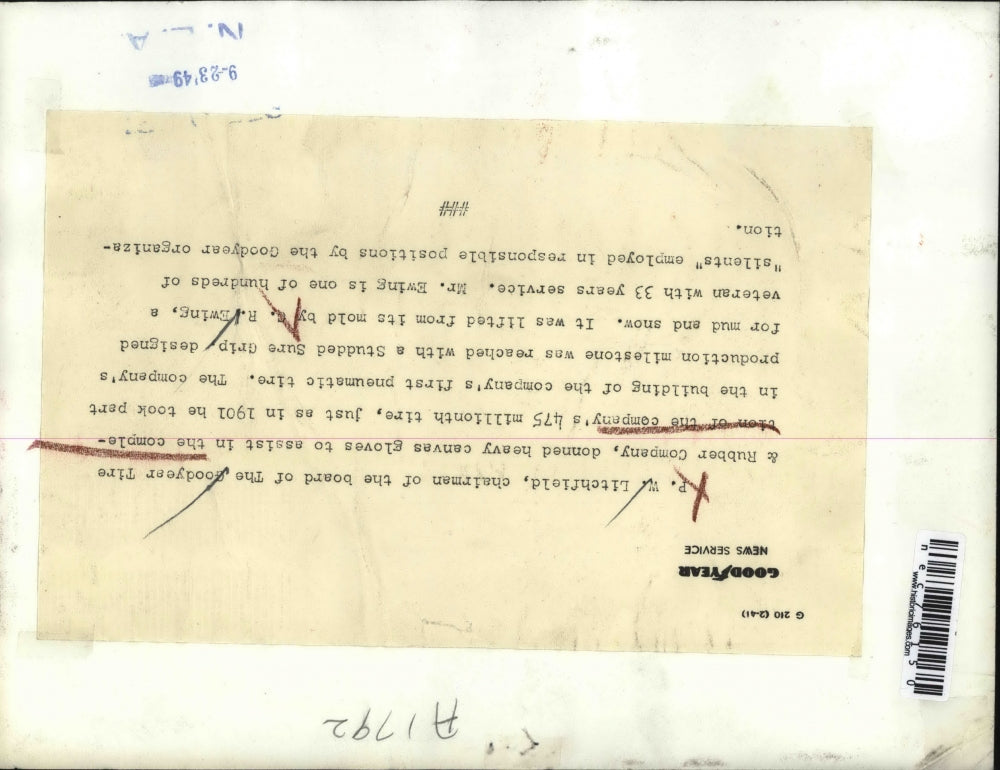 1949 Press Photo P.W. Litchfield assist in completion of 475 millionth Tire.