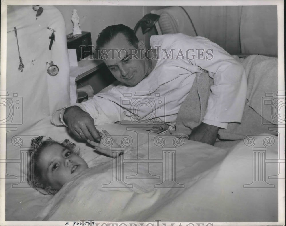 1943 Press Photo Daniel Donahue a lifer gave part of his skin to burned Child.