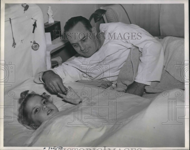Load image into Gallery viewer, 1943 Press Photo Daniel Donahue a lifer gave part of his skin to burned Child.
