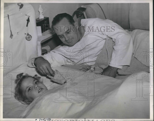 1943 Press Photo Daniel Donahue a lifer gave part of his skin to burned Child.