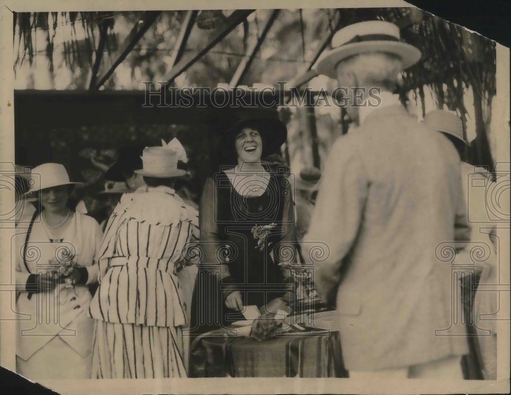 1918 Press Photo Mrs. Alfred Gwynn Vaderbilt selling shares on a gold Plate.