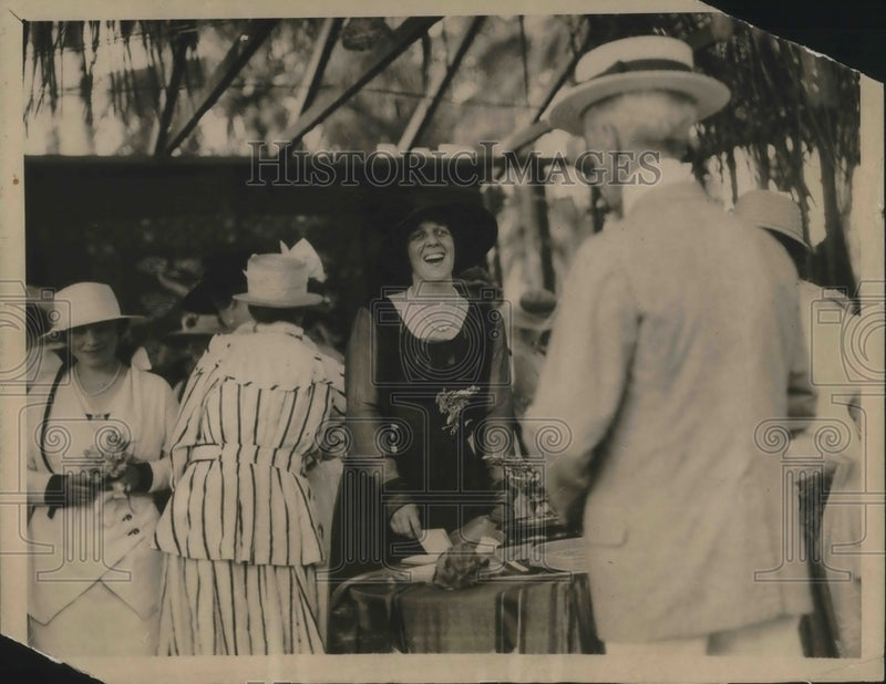 Load image into Gallery viewer, 1918 Press Photo Mrs. Alfred Gwynn Vaderbilt selling shares on a gold Plate.
