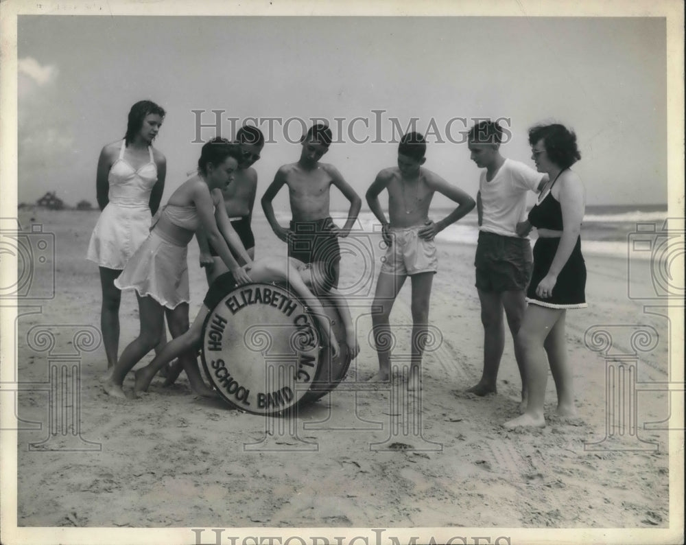 1944 Press Photo First Aid Committee of the Elizabeth City Band practice on Drum