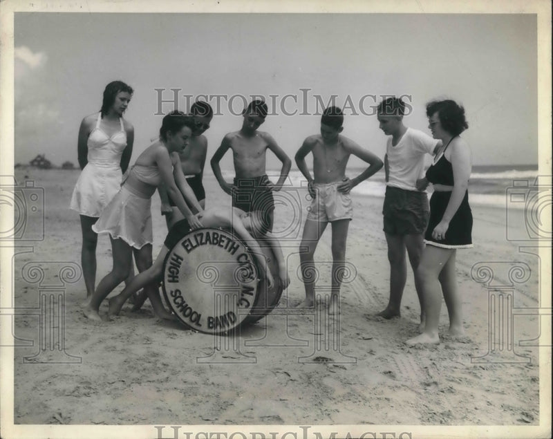 Load image into Gallery viewer, 1944 Press Photo First Aid Committee of the Elizabeth City Band practice on Drum
