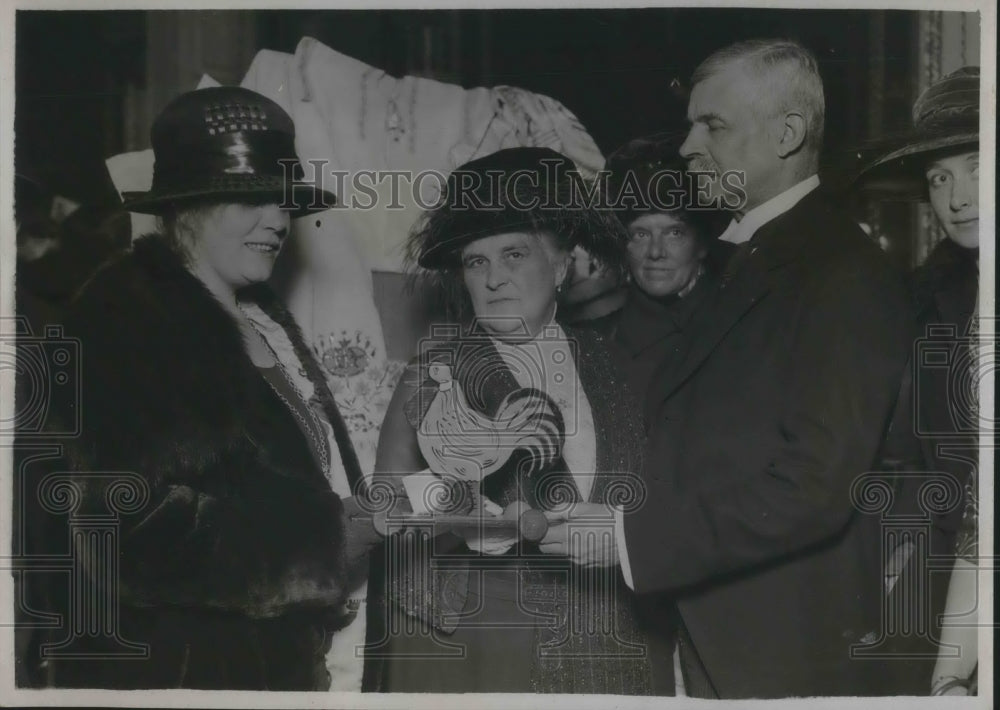 1921 Press Photo Germanl Ambassador & wife Mrs. Philip Showdon presenting toys- Historic Images