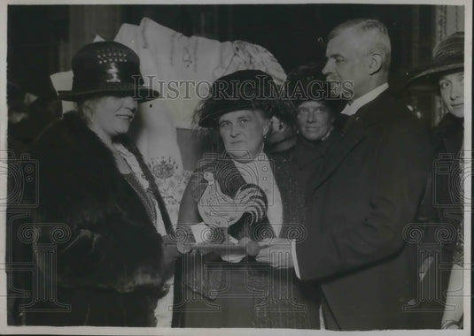 1921 Press Photo Germanl Ambassador & wife Mrs. Philip Showdon presenting toys- Historic Images