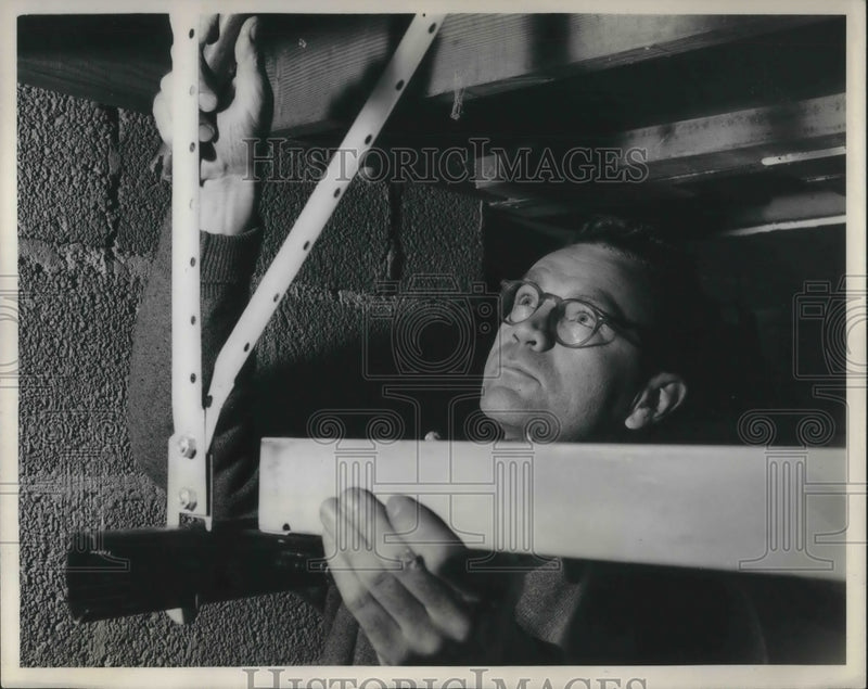 Load image into Gallery viewer, 1960 Press Photo An unidentified man using a level to square his work
