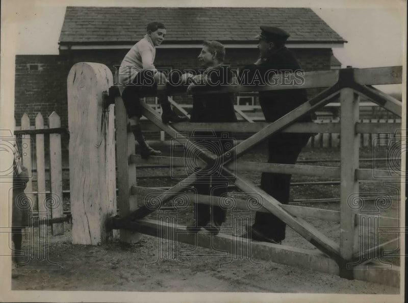 Load image into Gallery viewer, 1921 Press Photo Pastor Jeffrey's claims faith healing for Pearcy Murray age 11
