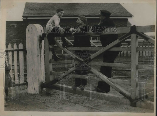 1921 Press Photo Pastor Jeffrey's claims faith healing for Pearcy Murray age 11
