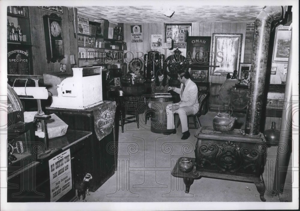 1971 Press Photo Rolfa Rovel and daughter Kim at Rovel's home playing checkers