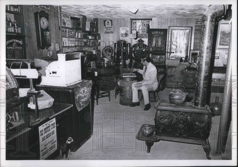 Load image into Gallery viewer, 1971 Press Photo Rolfa Rovel and daughter Kim at Rovel's home playing checkers

