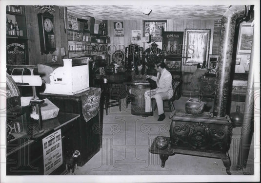 1971 Press Photo Rolfa Rovel and daughter Kim at Rovel's home playing checkers
