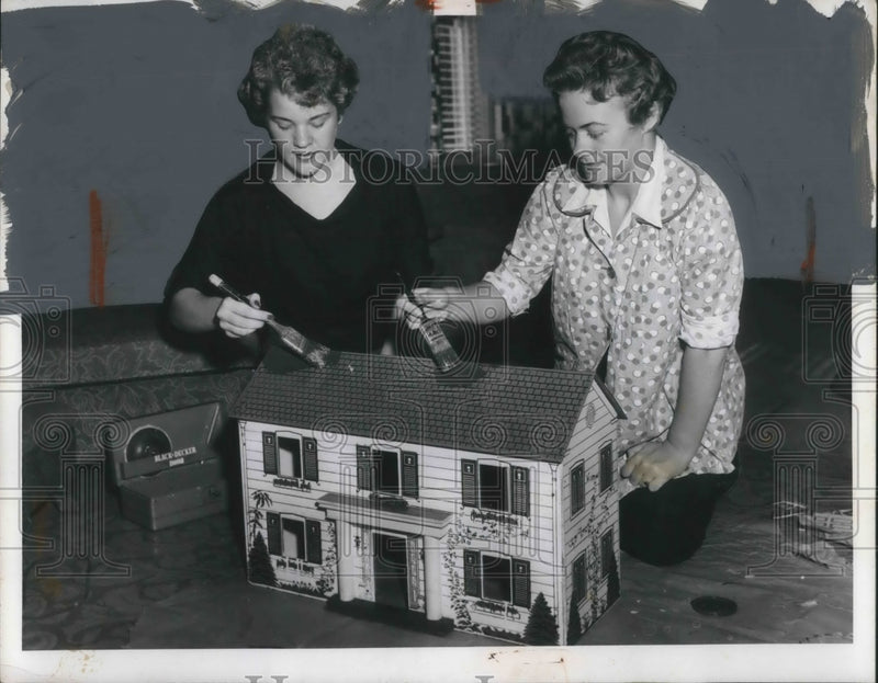 Load image into Gallery viewer, 1955 Press Photo Joan Toth and Doris Mae Toth painting a doll house
