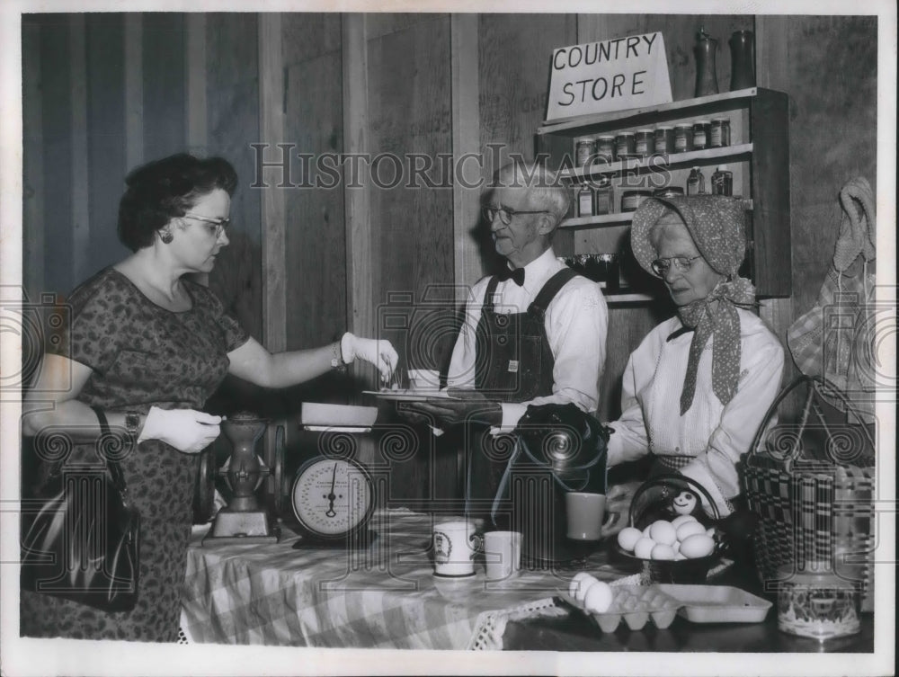 1960 Press Photo Mrs. Orville W. Peters buying at a country store