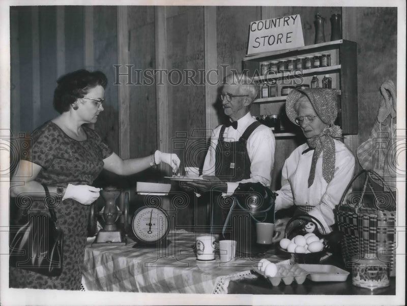 Load image into Gallery viewer, 1960 Press Photo Mrs. Orville W. Peters buying at a country store
