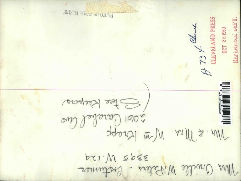 1960 Press Photo Mrs. Orville W. Peters buying at a country store